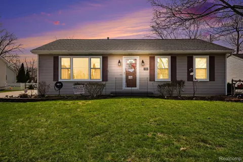 410 Glenn Ct, Lake Orion, MI 48362