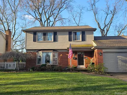 1645 Blairmoor Ct, Grosse Pointe Woods, MI 48236