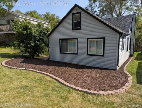 6421 Cloverton Dr, Waterford, MI 48329