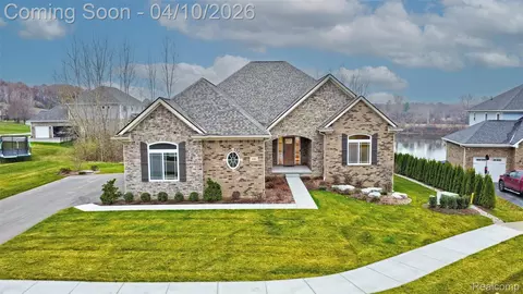 690 Willow Lake Ct, Oxford, MI 48371