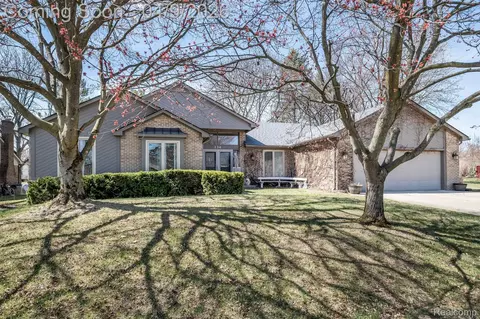 134 Eckford Dr, Troy, MI 48085