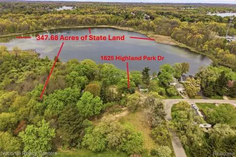 1625 Highland Park Dr, Highland, MI 48356