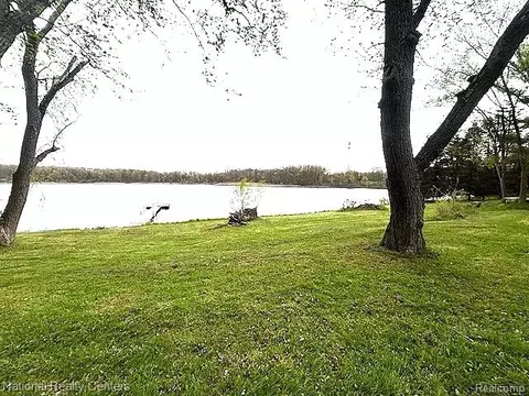 1625 Highland Park Dr, Highland, MI 48356