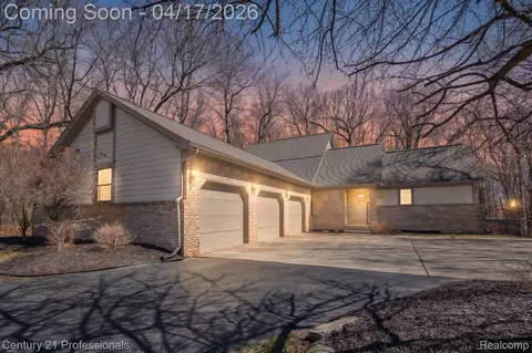 624 Highland Dr, Oxford, MI 48371