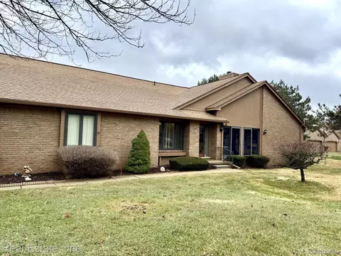 2136 London Bridge Dr, Rochester Hills, MI 48307