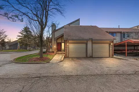 7361 Radcliff Dr, West Bloomfield, MI 48322