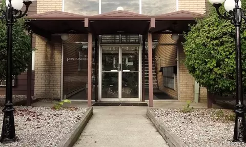 995 N Cass Lake Rd #229, Waterford, MI 48328