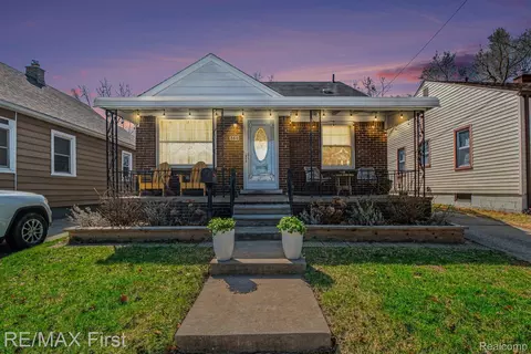560 E Oakridge St, Ferndale, MI 48220