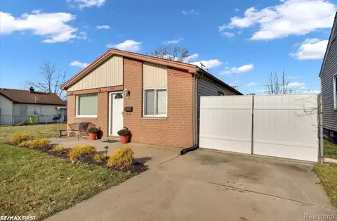 19331 Meier St, Roseville, MI 48066