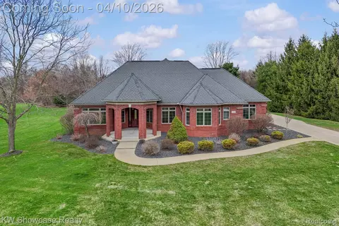 2901 Vero Dr, Highland, MI 48356