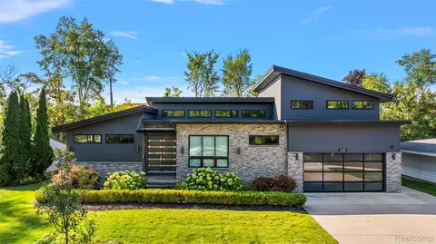 16281 Buckingham Ave, Beverly Hills, MI 48025