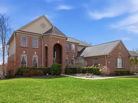3235 Woodview Cir, Orion, MI 48362