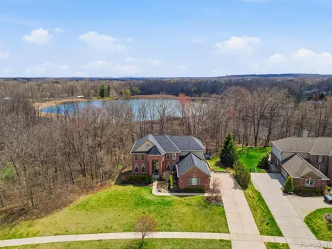 3235 Woodview Cir, Orion, MI 48362