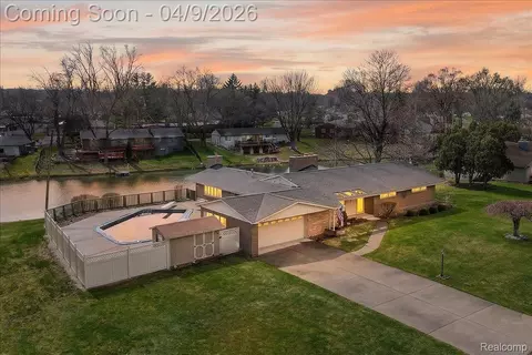 3955 Cambrook Ln, Waterford, MI 48329