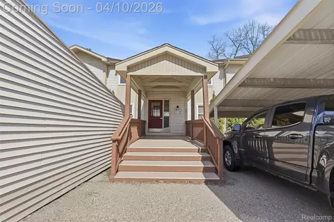 4964 Oak Hill Dr, Waterford, MI 48329