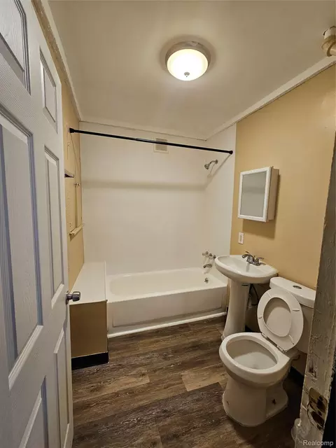Bath - 8033 Jackson Ave, Warren, MI 48089 photo 1 of 1
