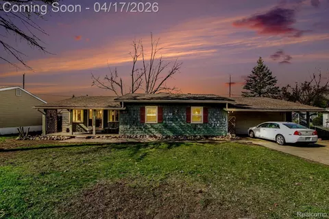 1612 Connecticut St, Wolverine Lake, MI 48390