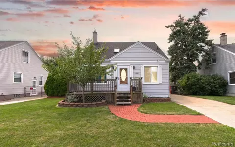 25641 Chalmers St, Roseville, MI 48066