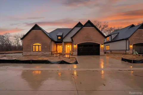 546 Maplehill Rd, Rochester Hills, MI 48306
