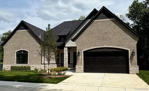 546 Maplehill Rd, Rochester Hills, MI 48306
