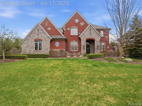 3085 Royal Berkshire Ln, Oakland, MI 48363