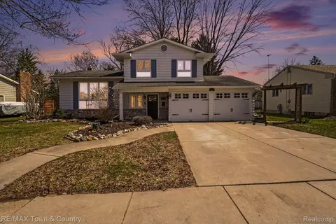 527 Spring Ln, Flushing, MI 48433