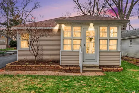 1627 Grinshaw St, Commerce, MI 48382