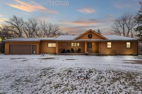 9130 Bayfield Ln, Green Oak, MI 48116