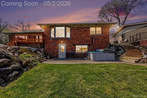 2596 N Williams Lake Rd, Waterford, MI 48327