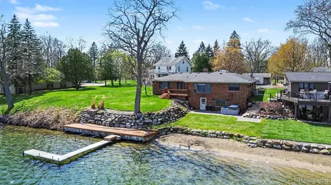 2596 N Williams Lake Rd, Waterford, MI 48327