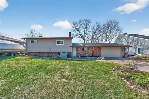 2965 Barkman Dr, Waterford, MI 48329