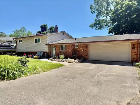 2965 Barkman Dr, Waterford, MI 48329