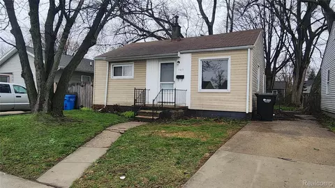 585 E Harwood Ave, Madison Heights, MI 48071