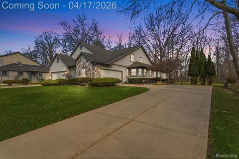 2270 Golden Pond, Fenton, MI 48430