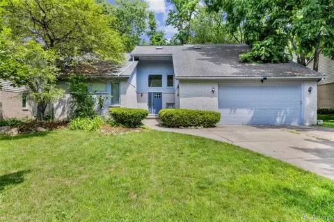 3195 Green Oaks Dr, West Bloomfield, MI 48324
