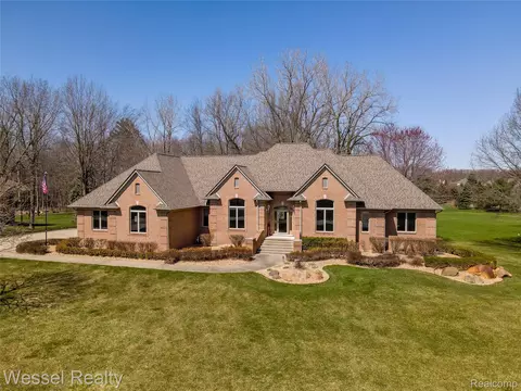 9805 Cranbrook Ct, Bruce Township, MI 48065
