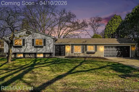 36626 Chatham Ct, Clinton Township, MI 48035