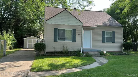 1902 Crestbrook Ln, Flint, MI 48507