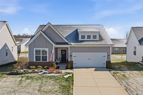 8155 Alyssa Dr, Green Oak, MI 48116