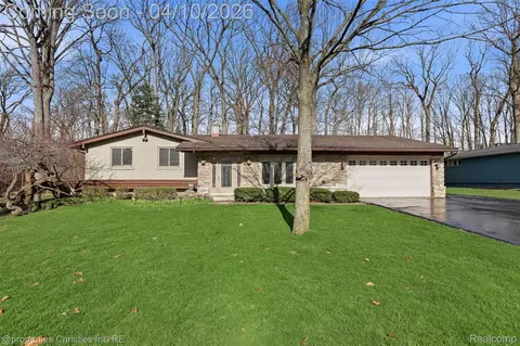 2835 Aspen Ln, Bloomfield Hills, MI 48302