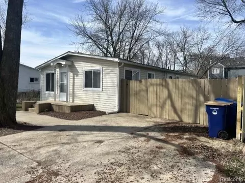 4024 Wenonah Ln, Waterford, MI 48328