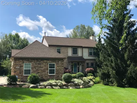 5492 E Alyssa Ct, White Lake, MI 48383