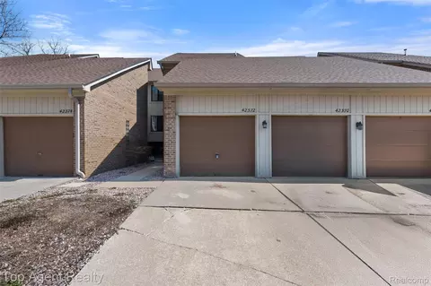 42372 Lochmoor St, Clinton Township, MI 48038