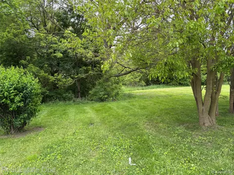 119 W Kennett Rd, Pontiac, MI 48340