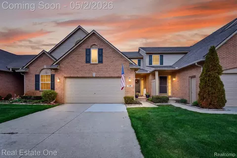 1396 Waverly Dr, White Lake, MI 48386