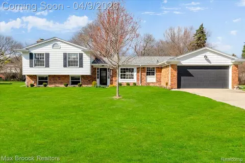 599 Sedgefield Dr, Bloomfield Hills, MI 48304