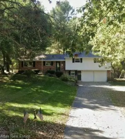5920 Grange Hall Rd, Groveland, MI 48442