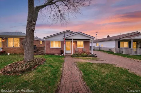 20305 Ellis St, Roseville, MI 48066