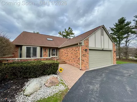 30604 Ramblewood Club Dr, Farmington Hills, MI 48331