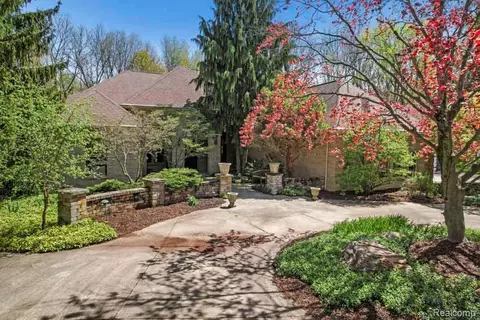 1293 Huntcliff Ct, Milford, MI 48380